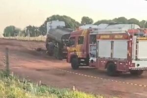 Trabalhador cai dentro de caminh&atilde;o com emuls&atilde;o asf&aacute;ltica e morre na BR-163 em Jaraguari (v&iacute;deo)