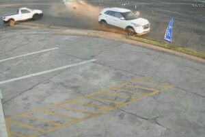 C&acirc;mera mostra impacto entre carros em acidente grave na Mascarenhas de Moraes (v&iacute;deo)