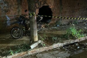 Motociclista morre ao desviar de cachorro e bater contra muro no Tijuca (v&iacute;deo)