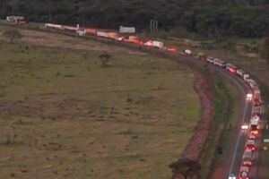 Batida entre carro e carreta deixa uma pessoa morta e causa interdi&ccedil;&atilde;o na BR-163 (v&iacute;deo)