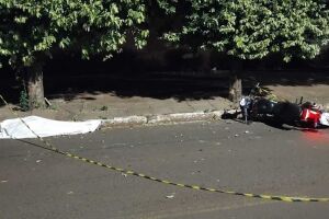 Motociclista bate em &aacute;rvore e morre em Campo Grande 