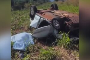 Batida entre carros deixa uma pessoa morta e cinco feridas em Ivinhema (v&iacute;deo)