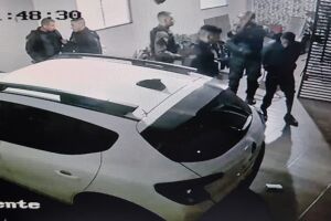 'Ouv&iacute;amos ele pisando em cima da nossa cabe&ccedil;a', relembra moradora ap&oacute;s persegui&ccedil;&atilde;o no Coophavila