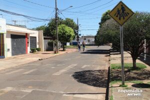 Suspeito de roubo puxa faca para policiais e leva tiro na perna no Tarum&atilde;