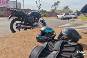 Motorista permanece parado em sinal aberto e motociclista bate na Ernesto Geisel (v&iacute;deo)