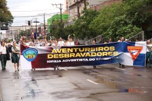 Mesmo com desfile cancelado, grupos marcham nos 127 anos de Campo Grande (v&iacute;deo)