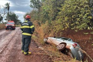 Ve&iacute;culo capota e cai em vala &agrave;s margens de estrada em Terenos(v&iacute;deo)
