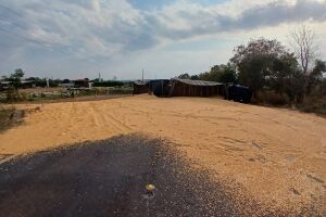 Batida frontal entre picape e carreta deixa motorista preso &agrave;s ferragens na BR-163, em Coxim