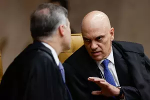 Exclusivo: Moraes e Mendon&ccedil;a batem boca e quase chegam &agrave;s vias de fato no STF