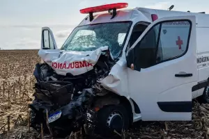 Paciente morre ap&oacute;s ambul&acirc;ncia de transporte de sa&uacute;de bater em carreta na BR-060