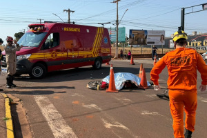 Ciclista &eacute; atingida por caminh&atilde;o boiadeiro e morre em Nova Andradina (v&iacute;deo)