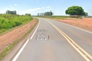 Carro capota v&aacute;rias vezes e jovem morre durante acidente na BR-163 em Eldorado; tr&ecirc;s ficaram feridos