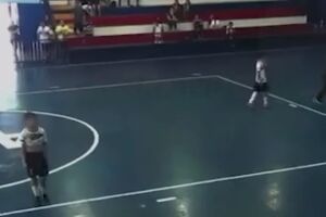 Pais de alunos invadem quadra de futsal e &aacute;rbitro saca arma em escola de Campo Grande (v&iacute;deo)