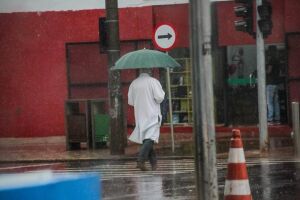 Frente fria avan&ccedil;a e chuvas est&atilde;o previstas durante todo o dia em MS