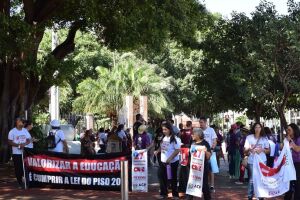 Professores lutam por valoriza&ccedil;&atilde;o 