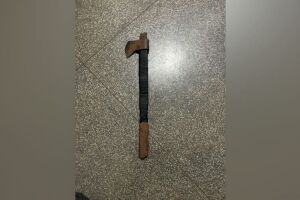 Homem amea&ccedil;a coletor com machado e quebra para-brisa de caminh&atilde;o de coleta no Jardim Im&aacute; 