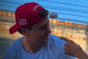 Nikolas &eacute; atingido por ovo durante ato de campanha na Grande BH (v&iacute;deo)