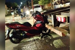Motociclista atinge trabalhador durante manuten&ccedil;&atilde;o do esgoto no Centro-Oeste (v&iacute;deo)