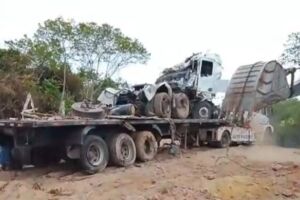 Vinte dias depois de acidente com morte, carreta que caiu com ponte &eacute; retirada do Rio Taquari