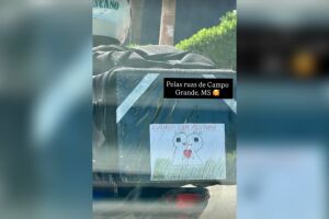 'Cuidado com meu papai': recado de crian&ccedil;a em bag de motociclista chama aten&ccedil;&atilde;o em Campo Grande