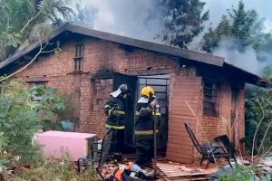 Inc&ecirc;ndio criminoso destr&oacute;i casa na regi&atilde;o Central de Campo Grande (v&iacute;deo)
