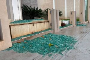 Casa da prefeita Adriane Lopes amanhece com vidros estilha&ccedil;ados (v&iacute;deo)