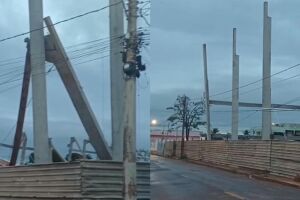 Obra onde trabalhadores morreram desaba de novo e atinge fia&ccedil;&atilde;o no Aero Rancho (v&iacute;deo)
