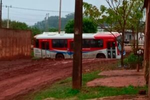 &Ocirc;nibus atola e passa a noite preso em rua da Vila Romana
