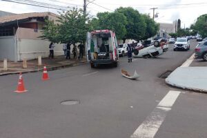 Carro capota em cruzamento e assusta moradores do Jardim dos Estados (v&iacute;deo)