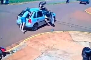 Motociclista bate em carro e garupa &eacute; lan&ccedil;ada sobre ve&iacute;culo em S&atilde;o Gabriel do Oeste (v&iacute;deo)
