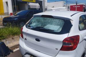 Motociclista fica ferido ap&oacute;s bater na traseira de carro no Centro de Campo Grande