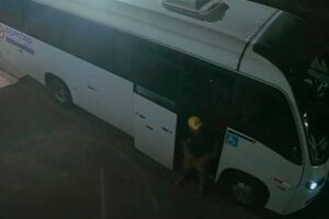 Motorista de micro-&ocirc;nibus se masturba para adolescente de 15 anos em Tr&ecirc;s Lagoas (v&iacute;deo)