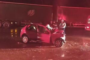Batida entre carro e carreta deixa tr&ecirc;s mortos na BR-158 em Tr&ecirc;s Lagoas