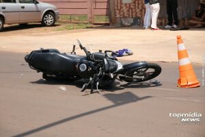 Passageira de moto fica em estado grave ap&oacute;s batida e fuga na Bom Sucesso (v&iacute;deo)