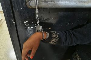 Homem tenta agarrar adolescente e leva facada da prima dela em Dourados