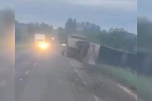 Caminh&atilde;o tomba e causas s&atilde;o apuradas na BR-060 (v&iacute;deo)