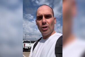 "Se prostitui por cargo", insinua Eduardo Bolsonaro sobre Simone Tebet (v&iacute;deo)