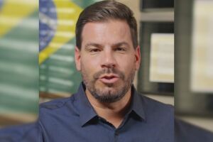Com apenas dois caminhos, Contar refor&ccedil;a apoio a Fl&aacute;vio Bolsonaro em MS (v&iacute;deo)