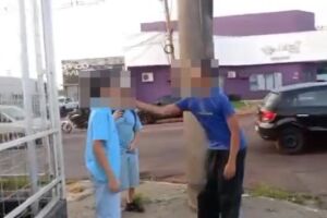 Briga entre alunos termina com adolescente esfaqueado na sa&iacute;da da escola no Tiradentes (v&iacute;deo)