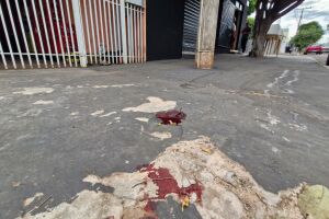 Homem cai na rua e morre na cal&ccedil;ada no Guanandi (v&iacute;deo)