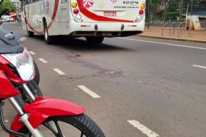 Marcas de sangue permanecem no local onde jovem morreu atropelado por &ocirc;nibus em Campo Grande (v&iacute;deo)