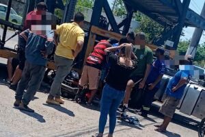 Motociclista tem exposi&ccedil;&atilde;o &oacute;ssea em grave acidente com carreta em Corumb&aacute;