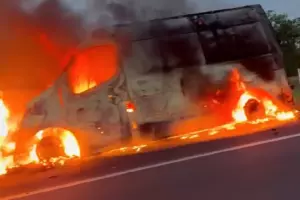 Ambul&acirc;ncia pega fogo e Corpo de Bombeiros tenta conter chamas na BR-262