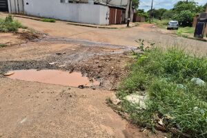 Com buracos, descarte irregular e bueiros entupidos, moradores do Mana&iacute;ra pedem socorro (v&iacute;deo)