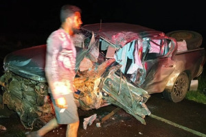 Caminhonete fica destru&iacute;da e carreta cai em c&oacute;rrego em acidente na BR-463