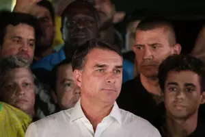 Aliado de Trump diz que Fl&aacute;vio Bolsonaro chegou aos EUA 'em seguran&ccedil;a'