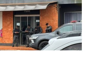 Casa de secret&aacute;rio e loja da esposa sofrem devassa