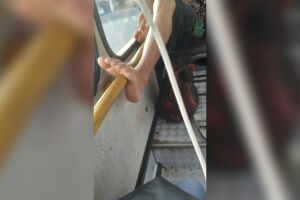 Passageira se incomodou com p&eacute; erguido