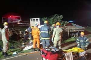 Caminh&atilde;o capota e mata passageiro durante acidente na Avenida Duque de Caxias