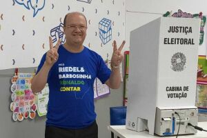 Vice-governador Barbosinha destaca "celebra&ccedil;&atilde;o da democracia" durante vota&ccedil;&atilde;o em Dourados
